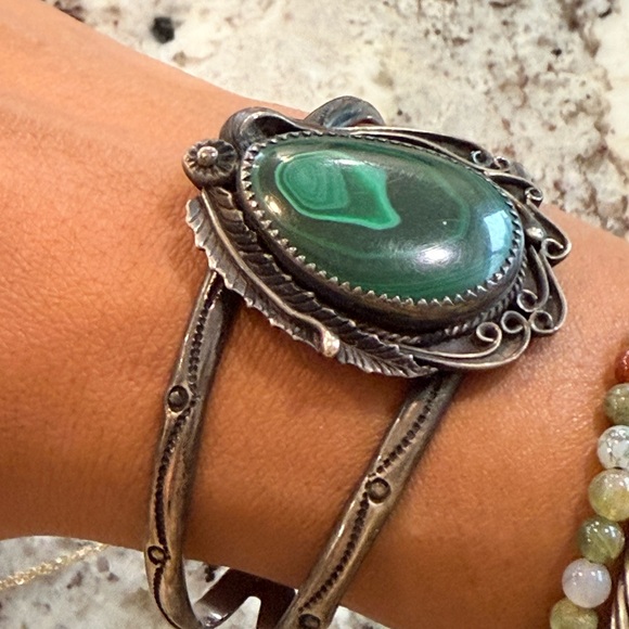 Vintage Native Nila Johnson (NJ) Malachite Sterling Silver Navajo cuff bracelet - Picture 7 of 9